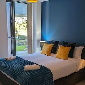 Premium Offers L Last-minute L Remigro Short Lets L 1 Bed Flat L Royal Docks L Airport & Excel L 2 Bed St Albans L Family Friendly L Near Bus Stop L Centre L Book Today With Remigro Apartment