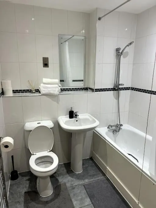 Two Bedrooms Flat In Stratford London 0*,